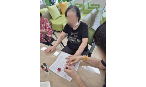 [공립명지치매전문주야간보호센터] 손마사지, 네일케어 프로그램 진행(25.07.04)
