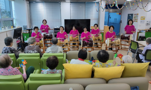 [공립명지치매전문주야간보호센터] 사상구노인복지관 선배시민자원봉사단 공연(25.09.15)